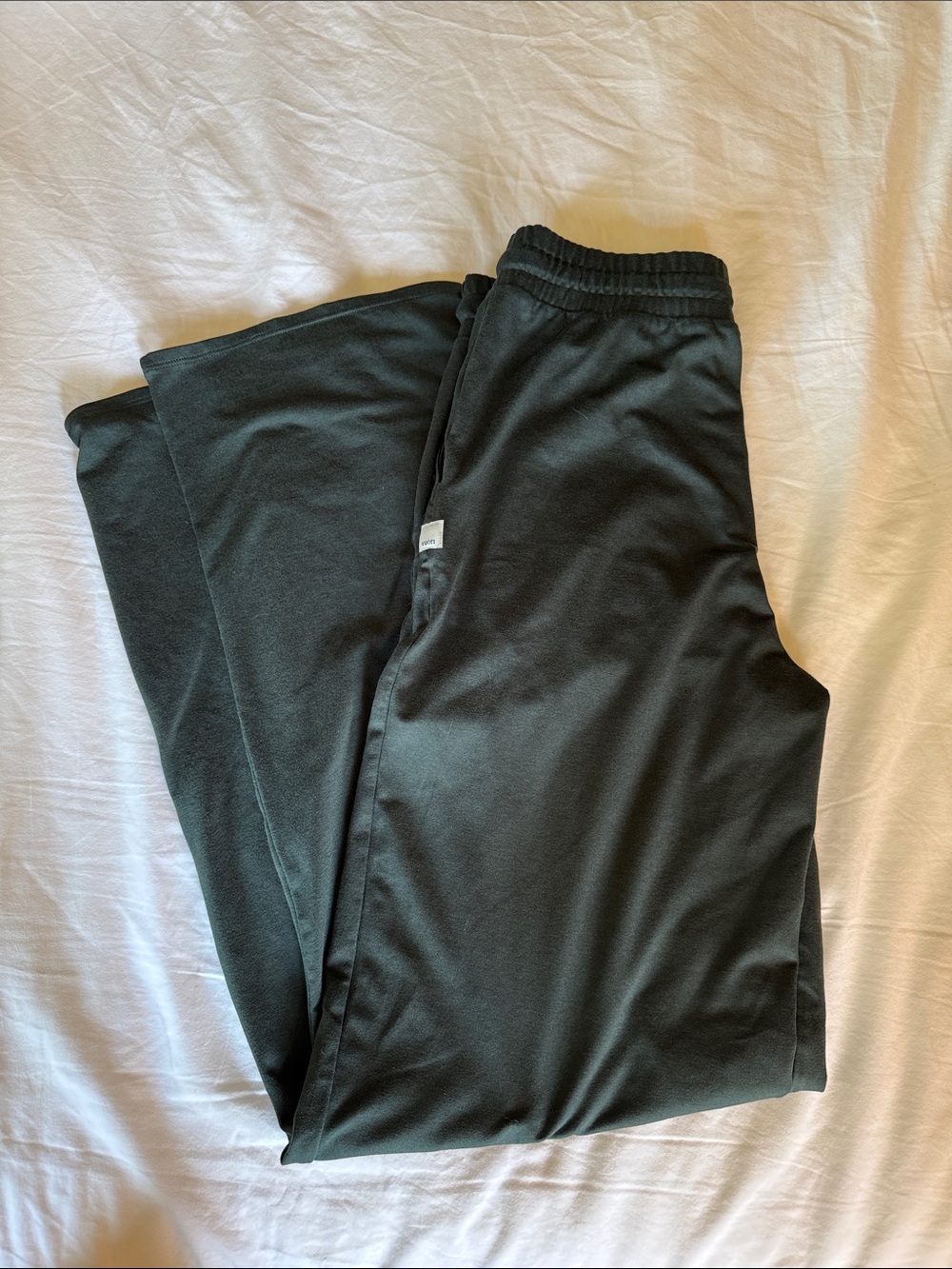 Vuori Halo Essential Wide Leg Pants Long in Dark Green